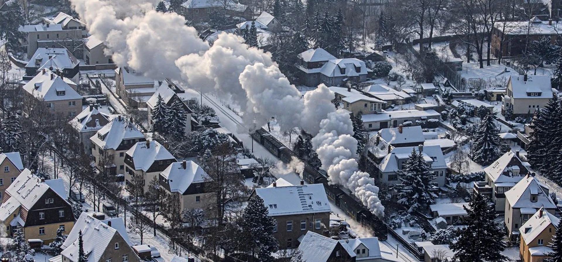 El Lößnitzgrundbahn atraviesa Radebeul en el paisaje nevado de invierno, Alemania, el miércoles 10 de febrero de 2021. Foto: DPA