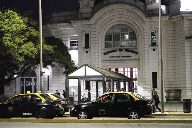 Entre los cuestionamientos contra la parada principal está la doble fila de vehículos que allí se forma.