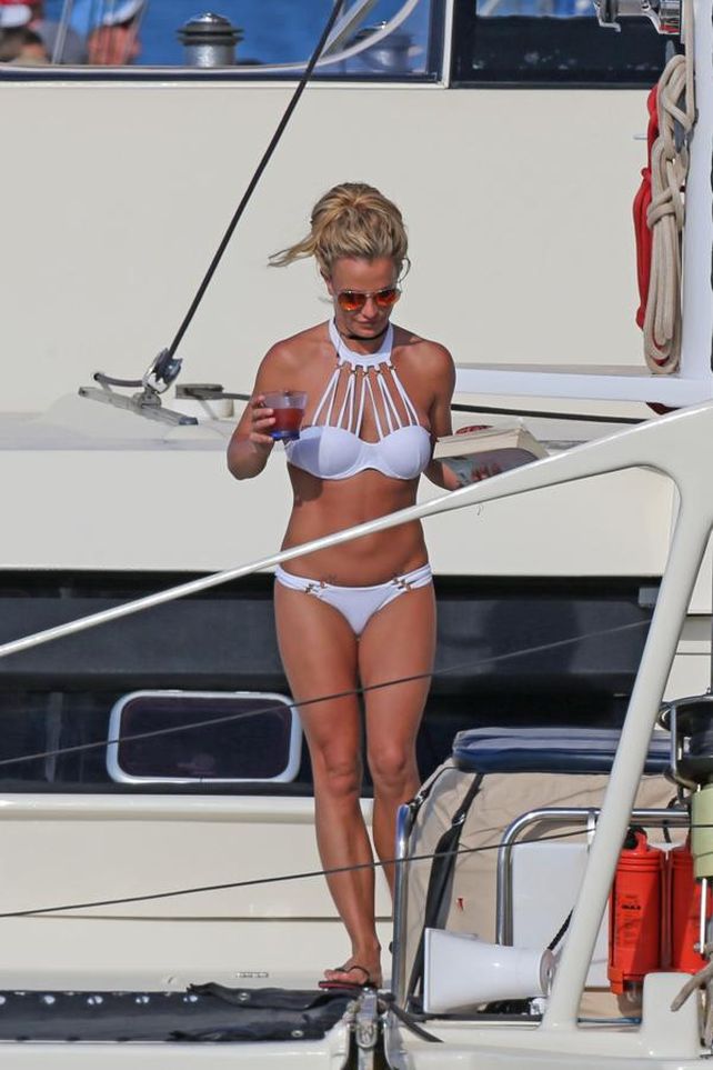 Britney Spears lució su nueva bikini blanca en un paseo en yate durante sus vacaciones e Hawaii