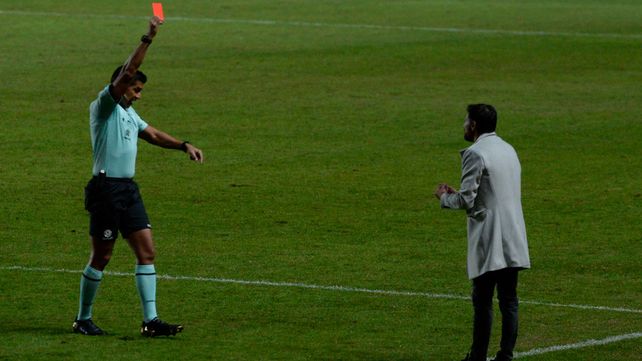 El Kily vio la roja y hoy no estará en el campo de juego.