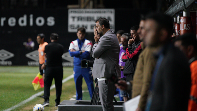 Cristian Fabbiani sufre en el banco. Newell's perdió con Argentinos y el entrenador dejó el cargo.