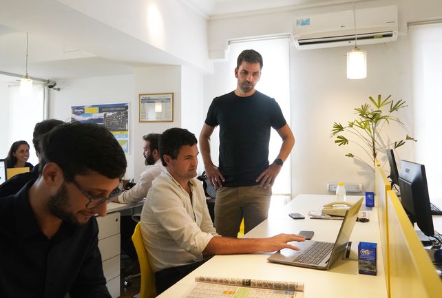 Matías junto al equipo de Crestale Propiedades.