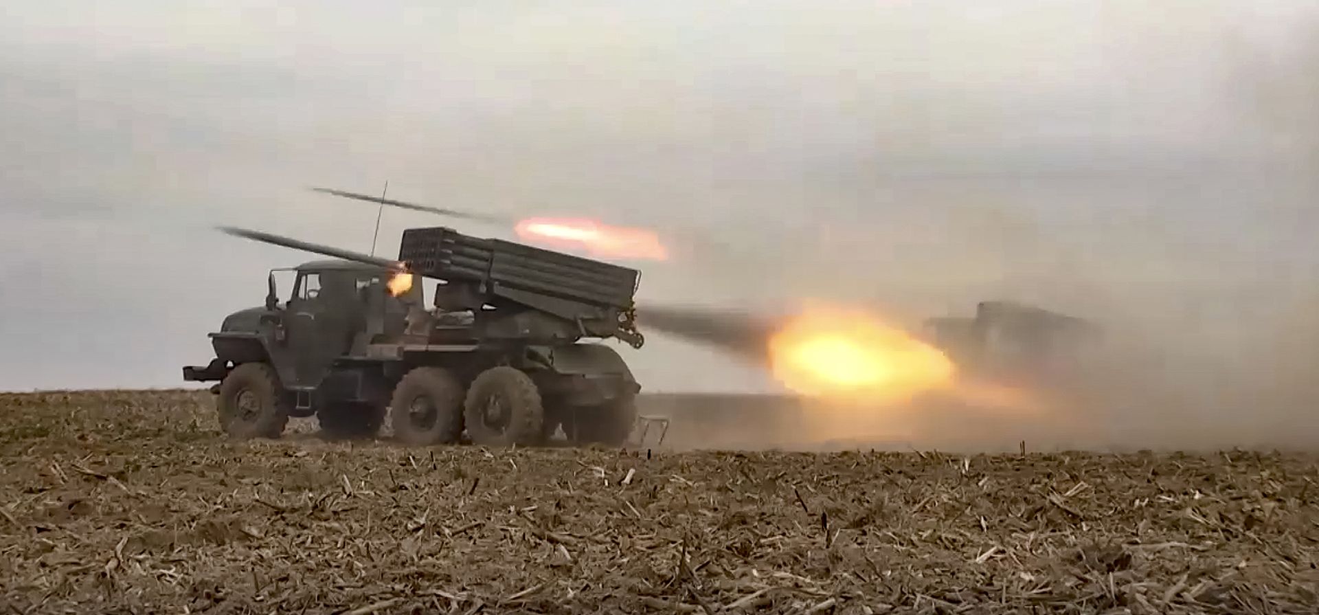 Captura de video publicado por el Servicio de Prensa del Ministerio de Defensa de Rusia el miércoles 23 de noviembre de 2022, los lanzacohetes múltiples del ejército ruso disparan cohetes durante un entrenamiento de artillería y combate en un campo de tiro militar de Bielorrusia. (Servicio de prensa del Ministerio de Defensa de Rusia vía AP)