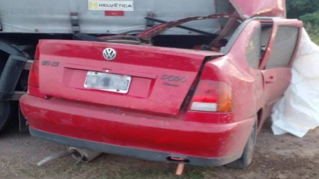 Un hombre de 70 años falleció al chocar contra un camión que estaba estacionado. Un niño y una mujer fueron hospitalizados.