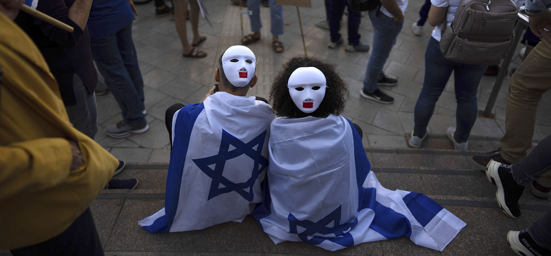 Protesta contra los planes del gobierno del primer ministro Benjamin Netanyahu para reformar el sistema judicial en Tel Aviv, Israel, el martes 28 de marzo de 2023. Netanyahu dijo el lunes que estaba congelando el plan para dar tiempo a buscar un compromiso con sus oponentes, pero los manifestantes han prometido continuar con sus manifestaciones, diciendo que no confían en él. (Foto AP/Oded Balilty)