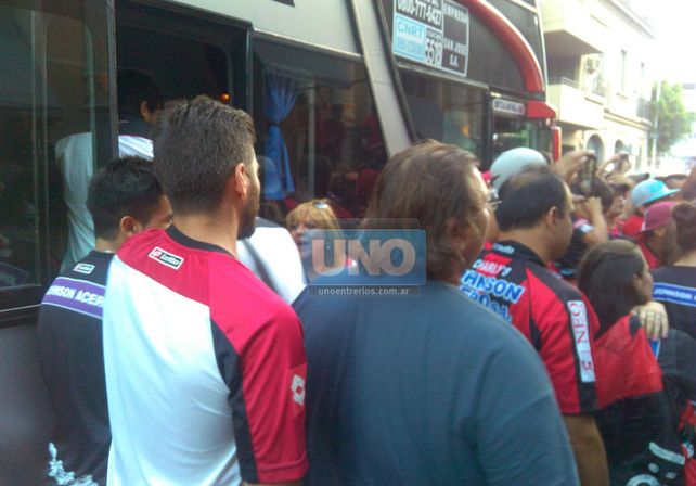 Banderazo de apoyo al #PatrónDelAscenso antes de la semifinal