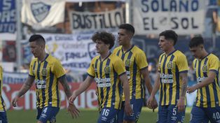 Central debe levantar cabeza. Los jugadores canallas se retiran cabizbajos tras la dura eliminación en cancha de Belgrano ante Quilmes.