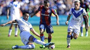 El defensor de Vélez neutraliza el avance de Nahuel Barrios.&nbsp;