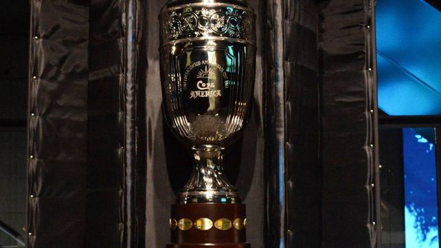 La réplica de la Copa América que está exhibida en el Museo del Deporte.