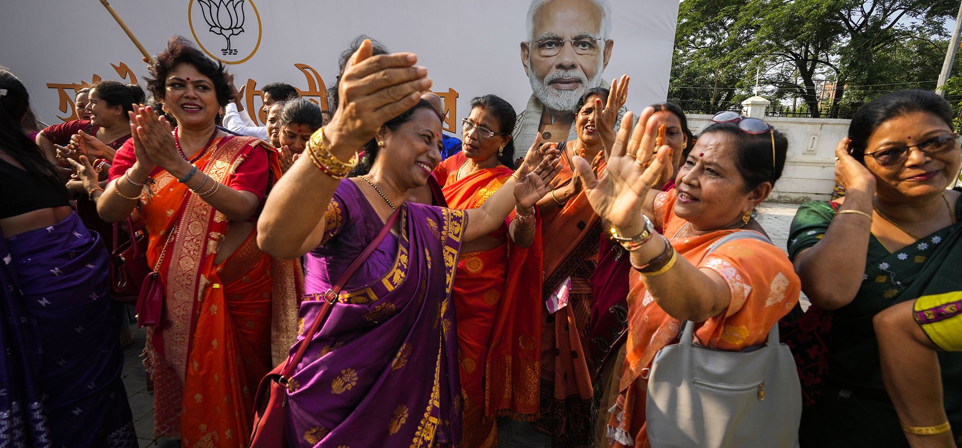 Partidarios del Partido Bharatiya Janata (BJP) bailan en la oficina del partido durante el recuento de las elecciones nacionales de la India, en Guwahati, India, el martes 4 de junio de 2024. (Foto AP/Anupam Nath) Partidarios del Partido Bharatiya Janata (BJP) bailan en la oficina del partido durante el recuento de las elecciones nacionales de la India, en Guwahati, India, el martes 4 de junio de 2024. (Foto AP/Anupam Nath)