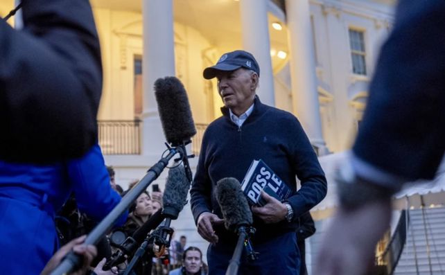 El presidente Joe Biden habla con los medios de comunicación a la salida de la Casa Blanca