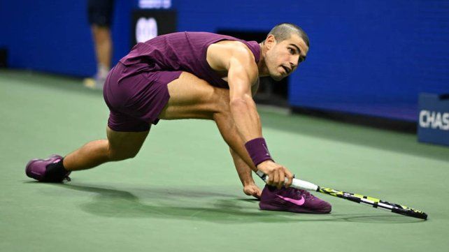 Alcaraz aplastó a Darderi en el US Open, pero una molestia física encendió las alarmas