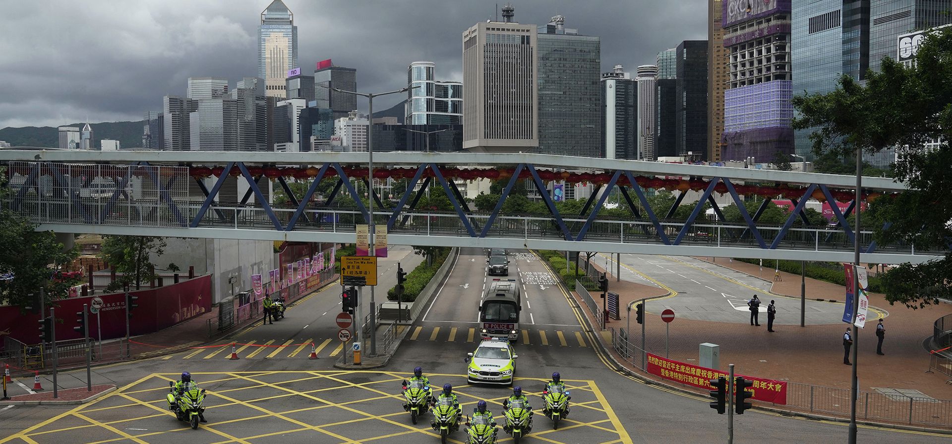 El convoy del presidente de China, Xi Jinping, recorre la ciudad después de la ceremonia para celebrar el 25º aniversario de la entrega de la ciudad de Gran Bretaña a China. El presidente chino, Xi Jinping, defendió el viernes su visión del marco de "un país, dos sistemas" contra las acusaciones de Estados Unidos, Reino Unido y otros de que Beijing ha socavado las libertades y la autonomía prometidas a Hong Kong durante 50 años.