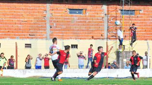 Sebastián Wagner -en el medio- cumplió un buen trabajo en la defensa de Palermo. &nbsp;