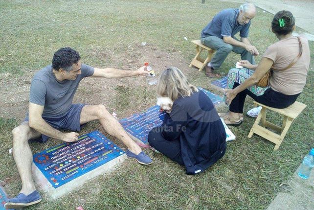 En plena labor. La limpieza de las baldosas