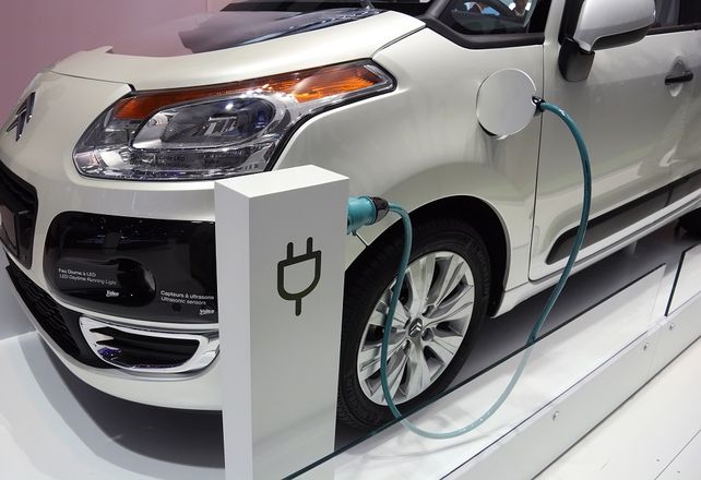 El gobierno abre la puerta para el ingreso de autos híbridos y eléctricos