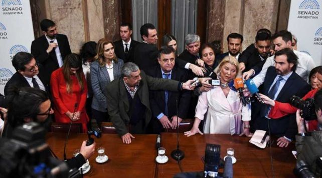 Carrió denuncia proscripción y apunta a la oposición