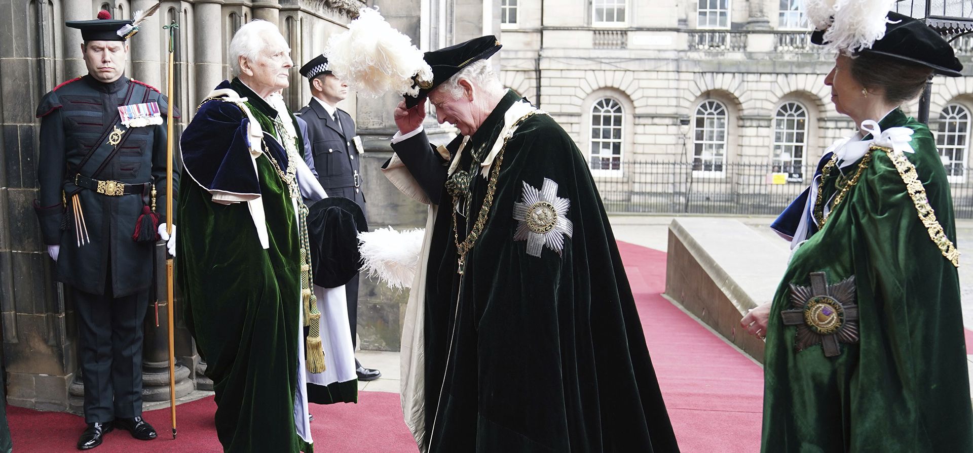 El Príncipe Carlos de Gran Bretaña, conocido como el Duque de Rothesay mientras estaba en Escocia, llega a la Princesa Ana para la Orden del Servicio Thistle para la instalación de la Muy Honorable Dama Elish Angiolini y el Muy Honorable Sir George Reid, en la Catedral de St Giles, Edimburgo, Jueves, 30 de junio de 2022.