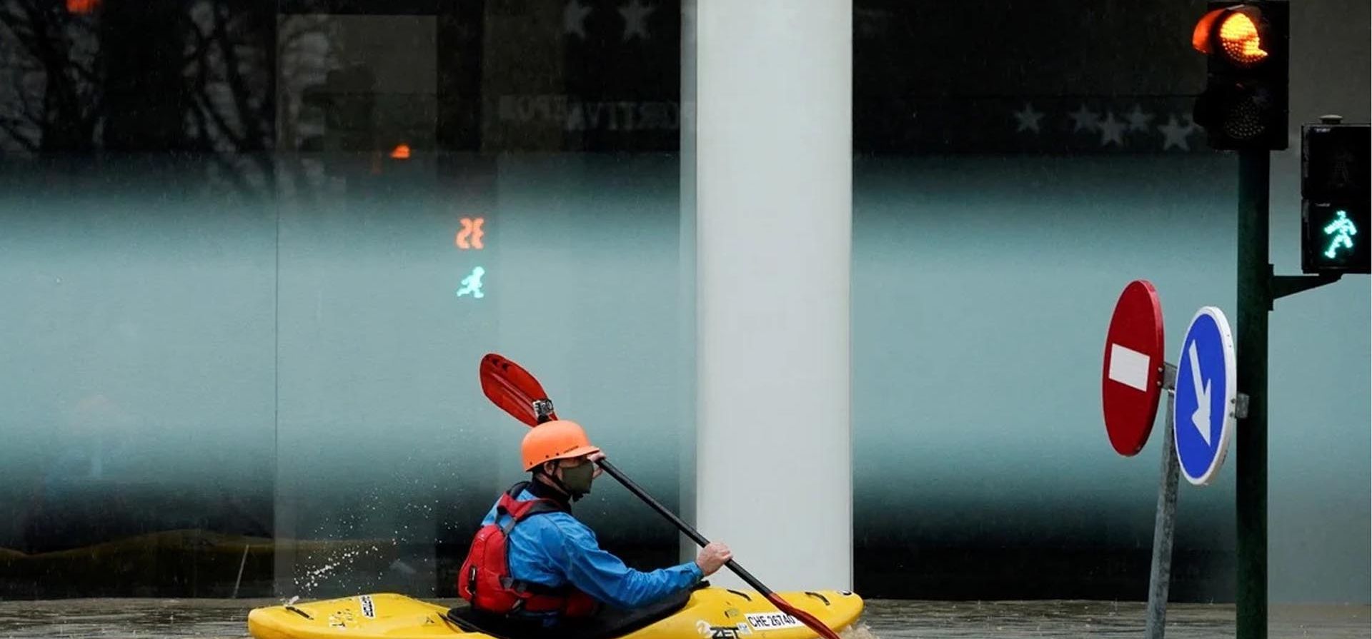 Un hombre monta un kayak en una carretera inundada, luego de las fuertes lluvias en Pamplona, España. Foto: REUTERS