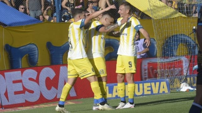 Los protagonistas del segundo gol festejan: Blanco