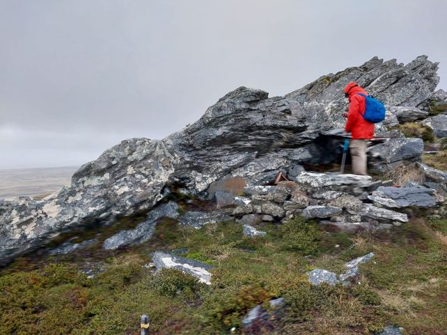 Relevando posiciones defensivas argentinas en Monte Tumbledown. 