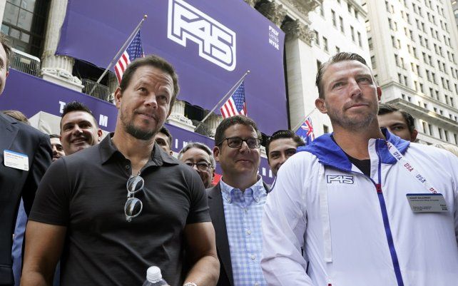 El actor Mark Whalberg, embajador de la marca de la cadena de fitness F45, y el director ejecutivo y fundador de la empresa, Adam Gilchrist, posan para fotos afuera de la Bolsa de Nueva York, después de presentar la documentación al regulador bursátil estadounidense para salir a bolsa.