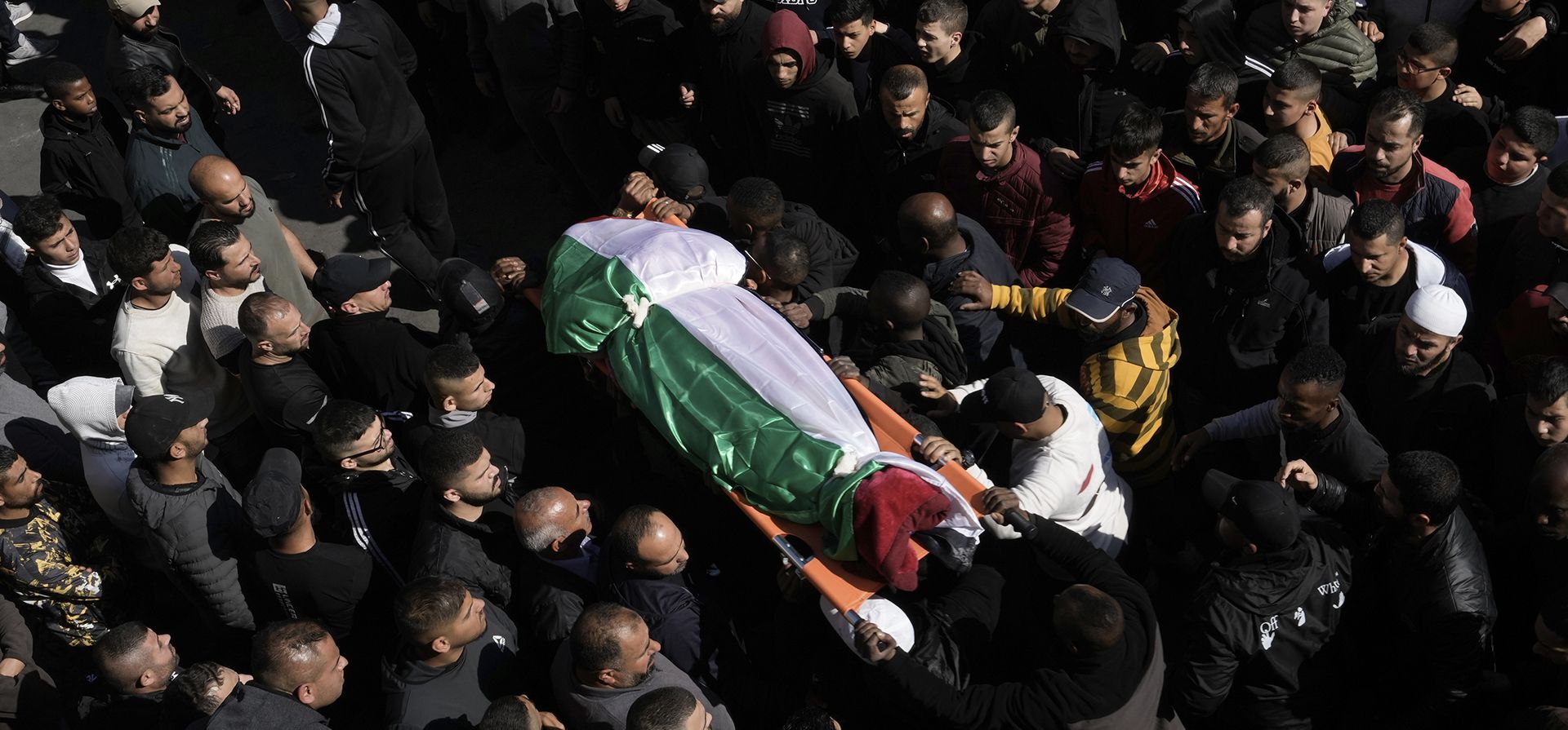 Dolientes llevan el cuerpo de una mujer palestina, identificada como Magda Obaid, de 60 años, durante su funeral en la ciudad cisjordana de Jenin, el jueves 26 de enero de 2023. Funcionarios de salud palestinos dijeron que las fuerzas israelíes mataron al menos a nueve palestinos, incluido a la mujer, e hirió a varias personas más durante una redada en un área crítica de Cisjordania ocupada el jueves, en uno de los días más mortíferos en meses de disturbios.(Foto AP/Majdi Mohamed)