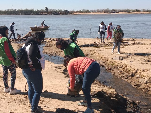 Recolectan cerca de 80 kilos de basura del lecho del Paraná en la zona de La Florida