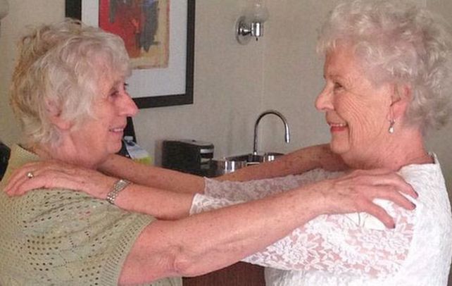 Emoción. Ann (izquierda) y Elizabeth ayer en la casa de la primera