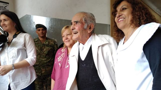 Bienvenido fue recibido con aplausos en la escuela donde votó en Villa Gobernador Gálvez.