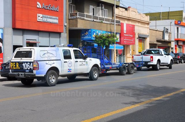Un ciclista quedó aprisionado entre un camión en doble fila y una camioneta policial