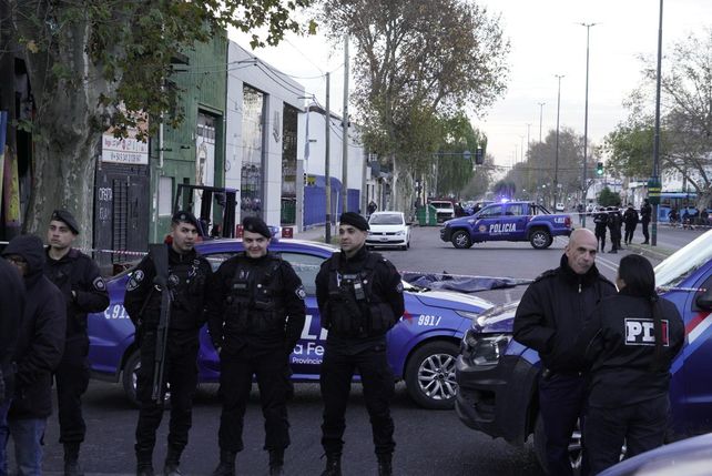 Crimen en la zona oeste: lo mataron a tiros mientras operaba un montacargas y dejaron una nota amenazante