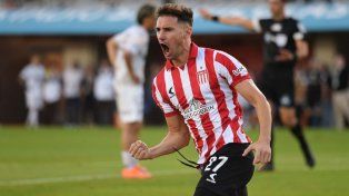 Lucas Alario fue el héroe de la tarde en San Nicolás. Anotó los dos goles con los que Estudiantes superó a Platense.