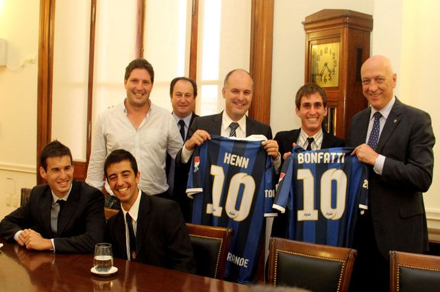 Bonfatti y Henn con integrantes del club de fútbol La Salle.