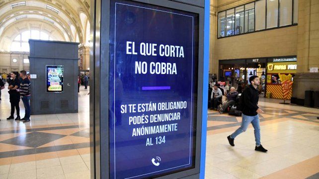 Carteles y mensajes en altoparlantes: El que corta no cobra