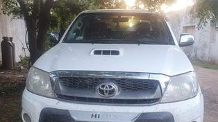 La camioneta que era conducida por un hombre que, según la policía, tenía pedido de captura y le ofreció 20 millones de pesos a policías para que lo dejaran seguir.&nbsp;