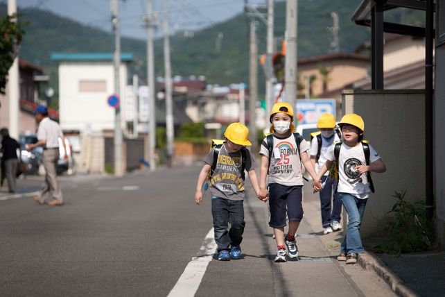 Escolares japoneses camino de la escuela. Una imagen cada vez más rara en un país que envejece sin frenos a la vista.&nbsp;