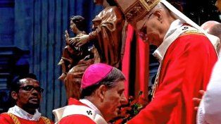 León XIV bendijo e impuso el palio a Monseñor Raúl Martín, arzobispo electo de Paraná.