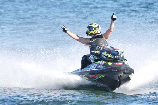 El piloto rosarino Leonel Morelli festeja un triunfo.
