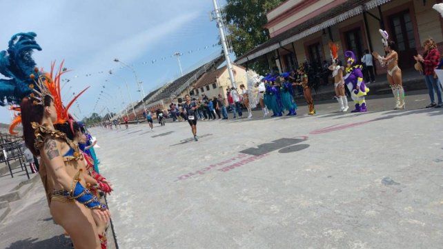 El Carnaval del País le puso color al Ironman
