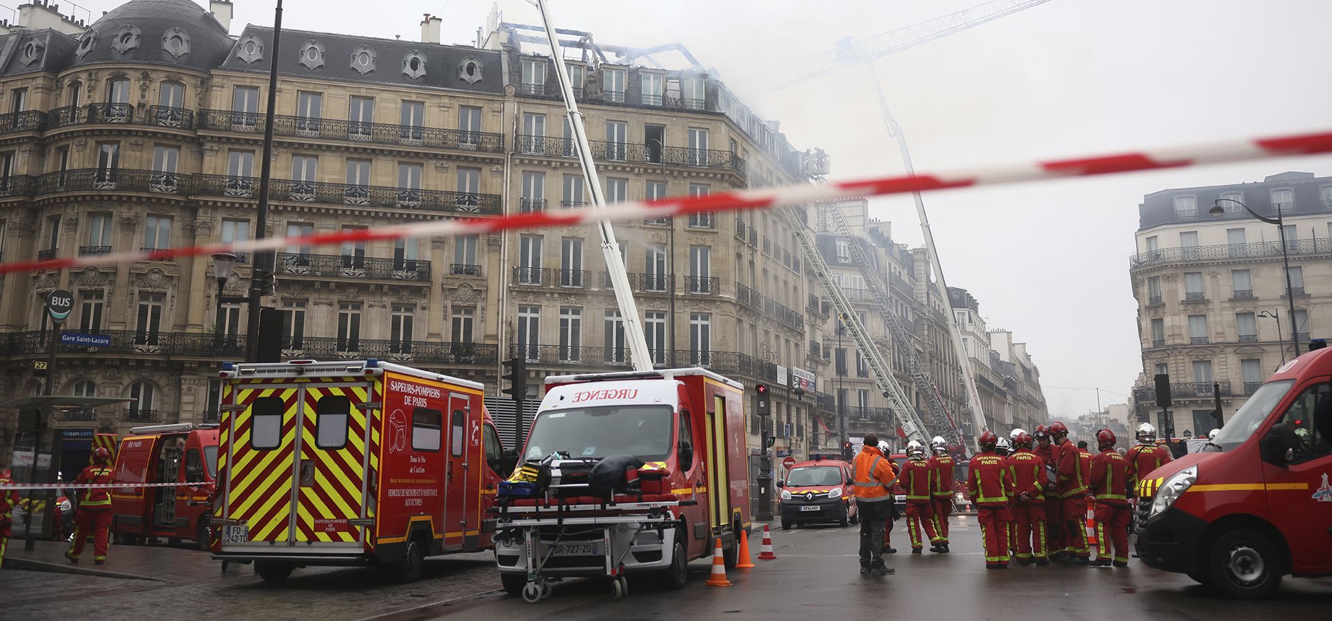 Los bomberos trabajan después de que se desatara un incendio en el último piso de un edificio residencial y de oficinas cerca de la concurrida estación de trenes de St. Lazare, en el noroeste de París, el martes 24 de diciembre de 2024. (Foto AP/Thomas Padilla) Los bomberos trabajan después de que se desatara un incendio en el último piso de un edificio residencial y de oficinas cerca de la concurrida estación de trenes de St. Lazare, en el noroeste de París, el martes 24 de diciembre de 2024. (Foto AP/Thomas Padilla)