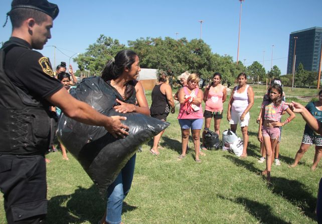 Este viernes la Policía de Santa Fe entregó donaciones a vecinos afectados por las inundaciones.