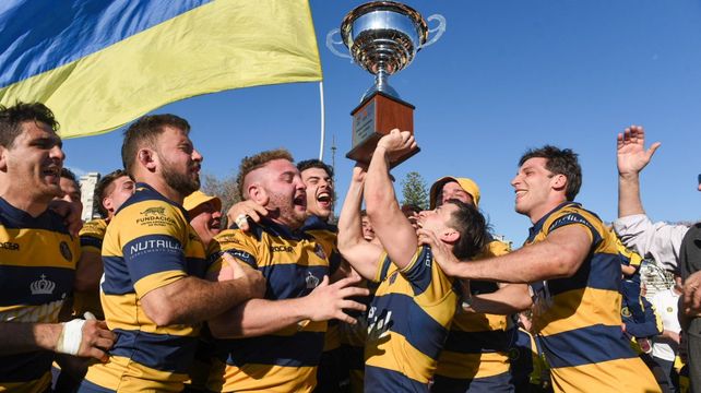 El trofeo soñado. Los jugadores de Gimnasia se apiñan para el festejo