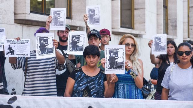 Familiares y amigos de Jimi Altamirano reclamaron justicia en la puerta de Tribunales a un mes del crimen del joven frente al estadio de Newell