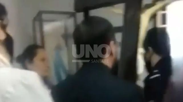Insólito: un cura de Santa Fe hizo una misa y echó a la policía con una cruz gigante