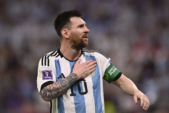 Con el corazón: Messi apareció en el momento justo y con un zurdazo letal le dio vida a Argentina en Qatar 2022.