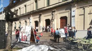 Cortes de calles y reclamos: dan clases públicas en las facultades céntricas