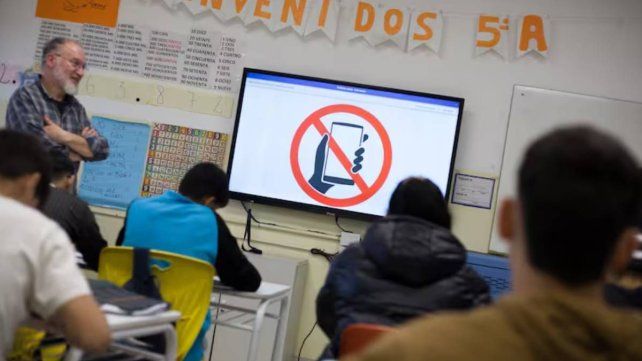 El 54% de los alumnos se distrae con el celular: prohibir o usarlo con objetivo pedagógico
