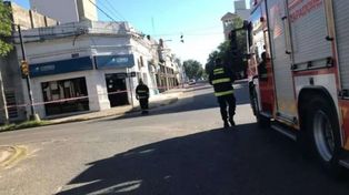 Personal de Bomberos Zapadores durante la búsqueda de explosivos en una de las sucursales de Correo Argentino en Santa Fe.