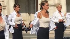 Medio centenar de azafatas protestaron por el cierre de Alitalia sacándose los uniformes en pleno centro de Roma. Medio centenar de azafatas protestaron por el cierre de Alitalia sacándose los uniformes en pleno centro de Roma.